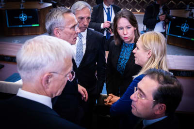 Finlands utrikesminister Elina Valtonen diskuterar med Natochefen Stoltenberg och andra utrikesministrar 