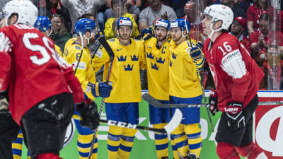 Sverige firar mål mot Schweiz.