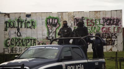 Poliser och polisbil i Meksiko