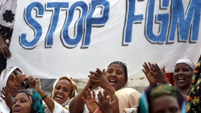 En demonstration mot kvinnlig könsstympning i Somalias huvudstad Mogadishu i mars 2004.