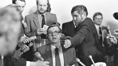 Statsminister Kalevi Sorsa informerar journalister år 1982 då det kommunistiska partiet Demokratiska Förbundet för Finlands Folk röstade emot försvarsbudgeten, vilket skapade en regeringskris som har liknande drag som den pågående regeringskrisen.