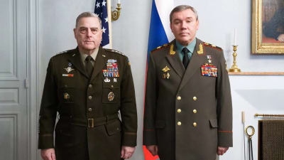 USA:s och rysslands generalstabschefer Mark Milley och Valerij Gerasimov poserar från framför USA:s och Rysslands flaggor.