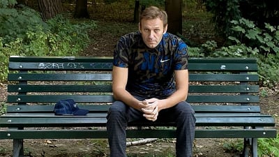 Aleksej Navalnyj sitter på en parkbänk iklädd sportskjorta.
