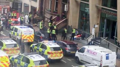 Polis och räddningspersonal inpå gatan i Glasgow. 
