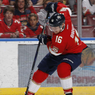 Aleksander Barkov med pucken