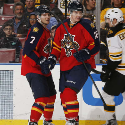 Aleksander Barkov i mitten.
