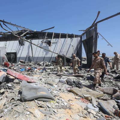 Libyska soldater inspekterade förstörelsen i den bombade hangaren på onsdagen. 