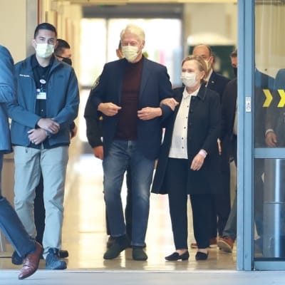 Bill Clinton lämnar sjukhuset tillsammans med sin fru Hillary Clinton