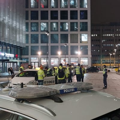Viranomaiset valvoivat takseja valvontaiskussa Helsingissä kauppakeskus Triplan edustalla marraskuussa 2022.