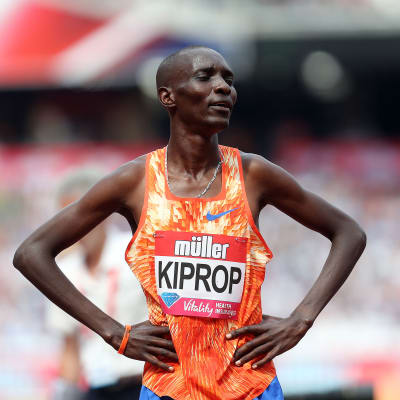 Asbel Kiprop står med händerna vid midjan