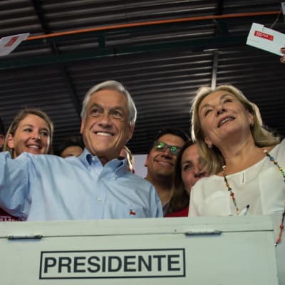 Chiles tidigare president, presidentkandidaten Sebastián Piñera tillsammans med sin hustru  Cecilia Morel under ett valmöte den 14 november 2017.