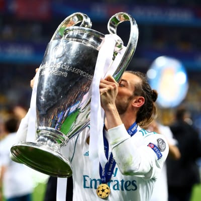 Gareth Bale kysser Champions League-pokalen.