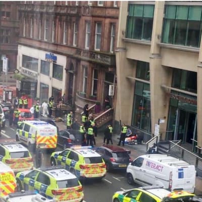 Polis och räddningspersonal inpå gatan i Glasgow. 