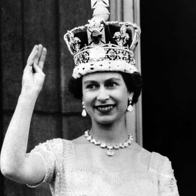 Drottning Elizabeth II av Storbritannien vinkar från balkongen efter kröningen 1953.