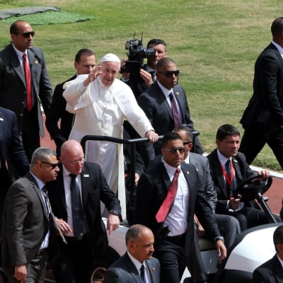 Påve Franciskus åker i sin öppna bil under ett besök i Egypten