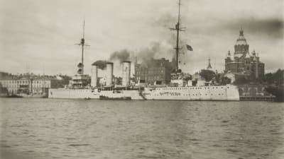 Tyska fartyget Kolberg i hamn i Helsingfors under Mannerheims segerparad i Helsingfors 1918.