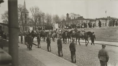 Mannerheims segerparad i Helsingfors 1918 på Unionsgatan. Mannerheim, Gösta Thslöf (vänster om), Hannes Ignatius (höger om)