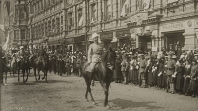 Mannerheims segerparad i Helsingfors 1918 på Esplanaden.