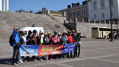 Japansk turistgrupp framför Domkyrkan.