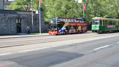 Mannerheimvägen buss och spårvagn kör