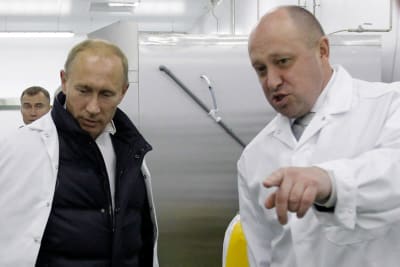 Jevgenij Prigozjin (till höger) tillsammans med Putin på en gammal arkivbild från 2010.