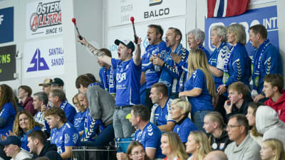 Norska lagets hejarklack sjunger.