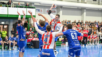 Nico Rönnberg tar skott för BK-46.