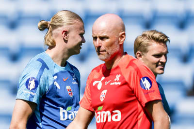Erling Braut Haaland, Ståle Solbakken och Martin Ödegaard under ett träningspass.