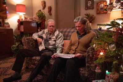 Timothy Spall och Phyllis Logan sitter i en soffa vid julgranen i The Last Bus.