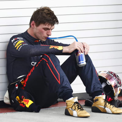 Max Verstappen uupuneena Miamin F1-radalla.