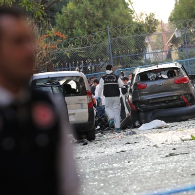 En utbrytargrupp från PKK tog på sig skulden för torsdagens bombattack mot en polisstation nära Istanbul. 10 människor skadades i attacken
