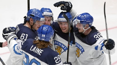 Finlands spelar firar över mål, ishockey-VM 2016.