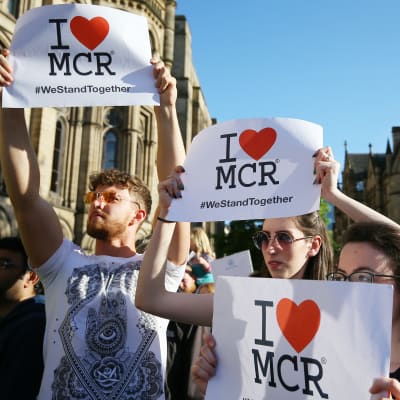 Offren för terrorattacken hedrades på Albert Square i Manchester den 23 maj 2017.