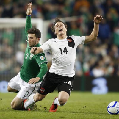 Shane Long till vänster spelar för Irland.