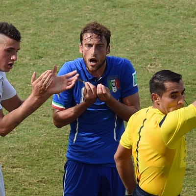 Claudio Marchisio blir utvisad mot Uruguay under VM 2014