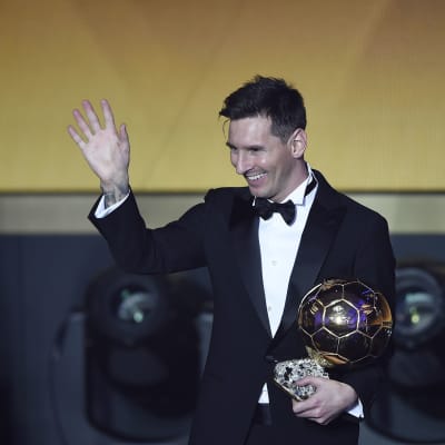 Lionel Messi med sina femte Ballon d'Or-pokal.
