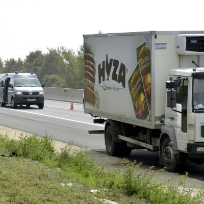 Tiotals flyktingar hittades döda i en lastbil i Österrike 27 augusti 2015.