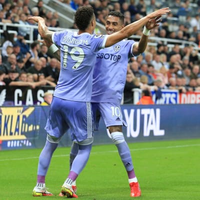 Leedsin Raphinha Dias Belloli ja Rodrigo juhlivat maalia. 
