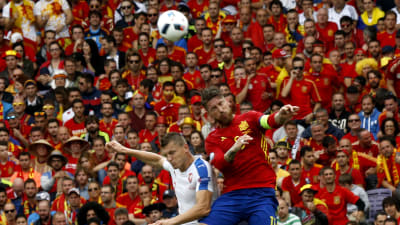 Tomas Necid och Sergio Ramos i EM-matchen mellan Tjeckien och Spanien.