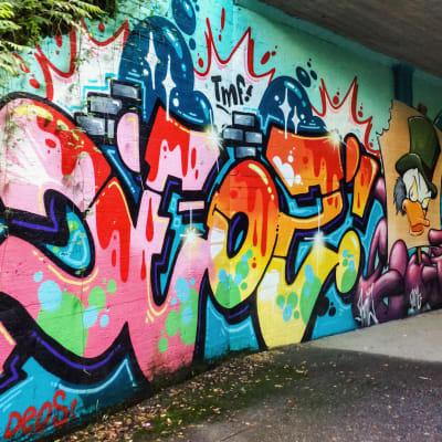 Deos-nimimerkin tekemä värikäs graffiti Myyrmäessä alikulkutunnelissa.