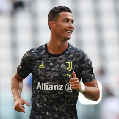 Cristiano Ronaldo ler iklädd Juventus svarta uppvärmningsblus.