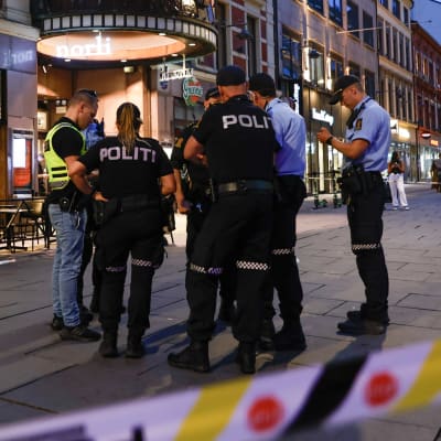 Norska poliser utanför en nattklubb i Oslo.