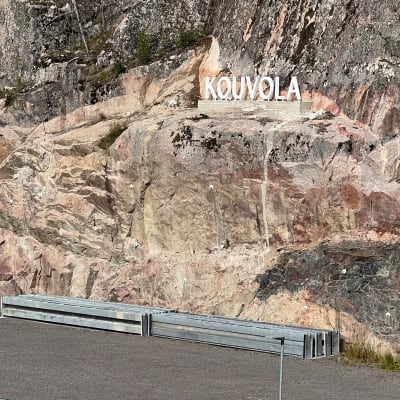 Kouvola-teksti on pystytetty Kimolan kanavan sululla sijaitsevaan kallioon.