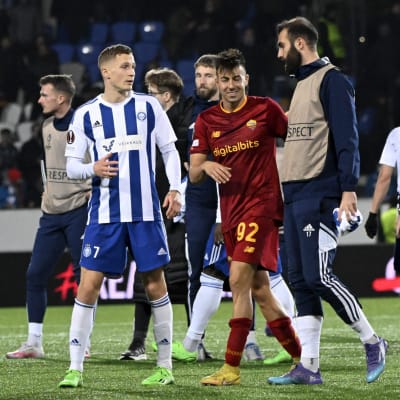 HJK-spelare tackar Roma efter matchen.