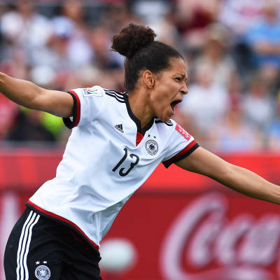 Celia Sasic leder VM:s skytteliga med sina sex mål för Tyskland. Räcker det för att utses till VM:s bästa spelare?