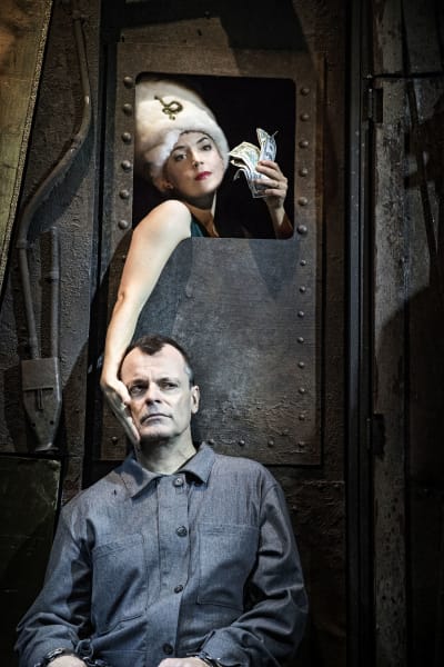 Linda Zilliacus och Niklas Häggblom i Maria Brauns äktenskap på Lilla Teatern.