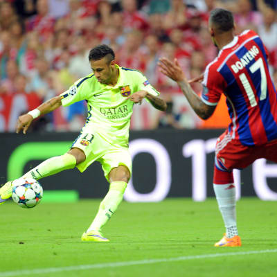 Neymar gjorde två mål i första halvlek mot Bayern München.