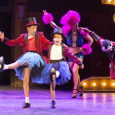 Lassi Hirvonen ja Kasperi Virta tanssivat HKT:n musikaalissa Billy Elliot