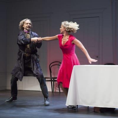 Asko Sarkola och Åsa Wallenius i Molières Tartuffe på Lilla teatern