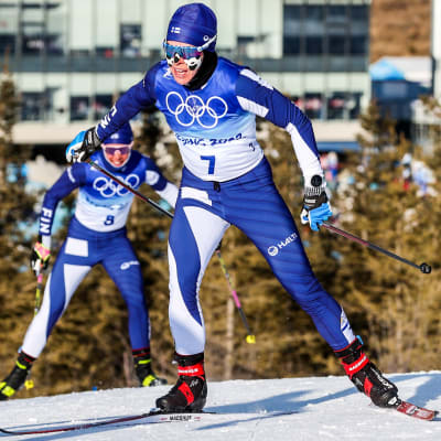 Krista Pärmäkoski ja Kerttu Niskanen hiihtävät vapaalla hiihtotavalla Pekingissä.